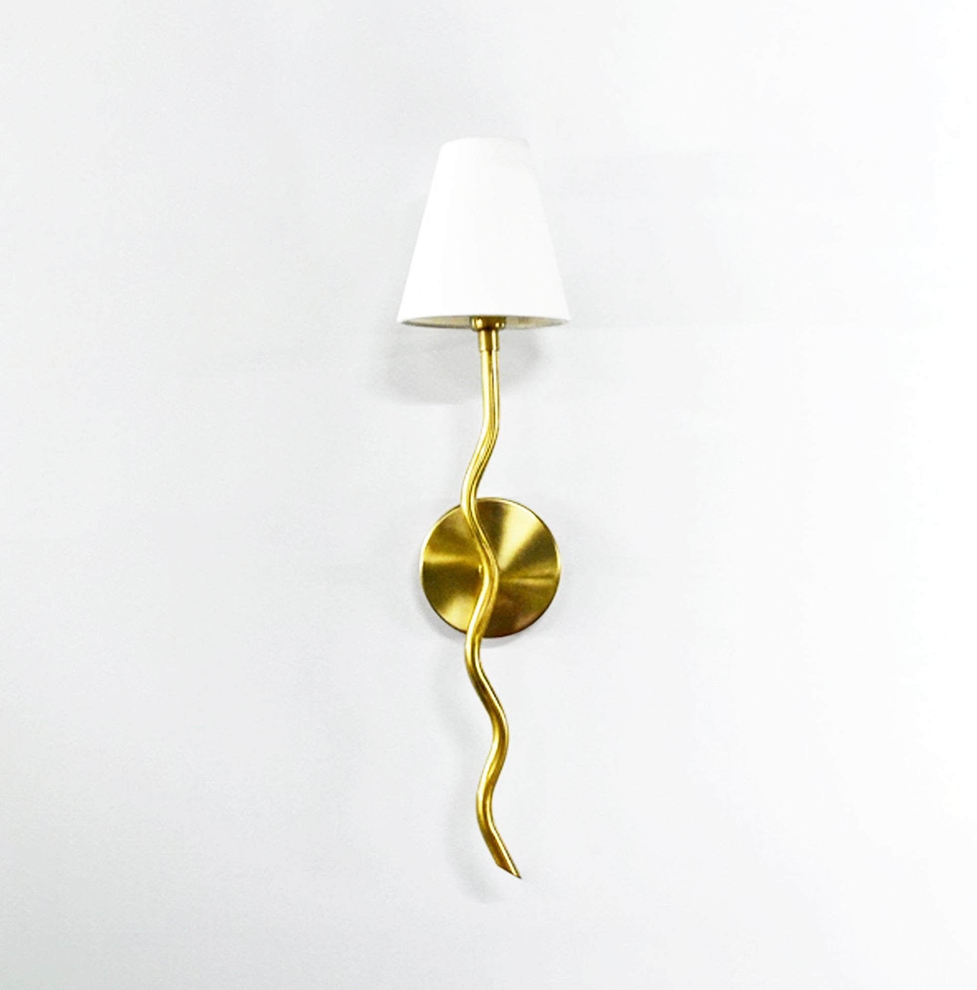 The Allure of Vertical golden Lamps in Home Design