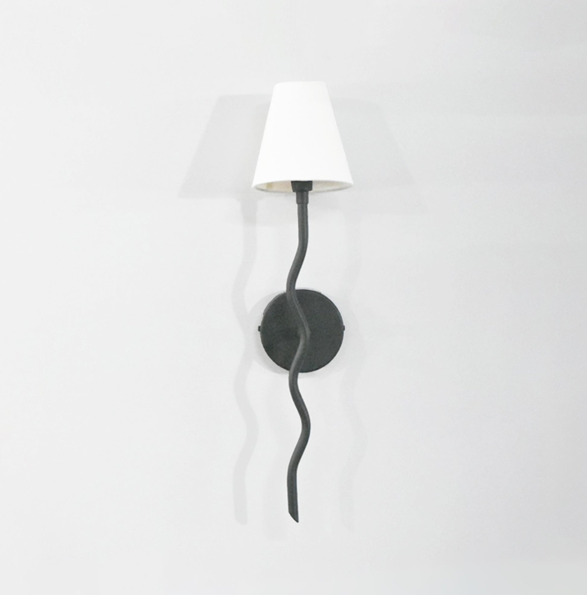 Unique Black Vertical Lamps You Need to See